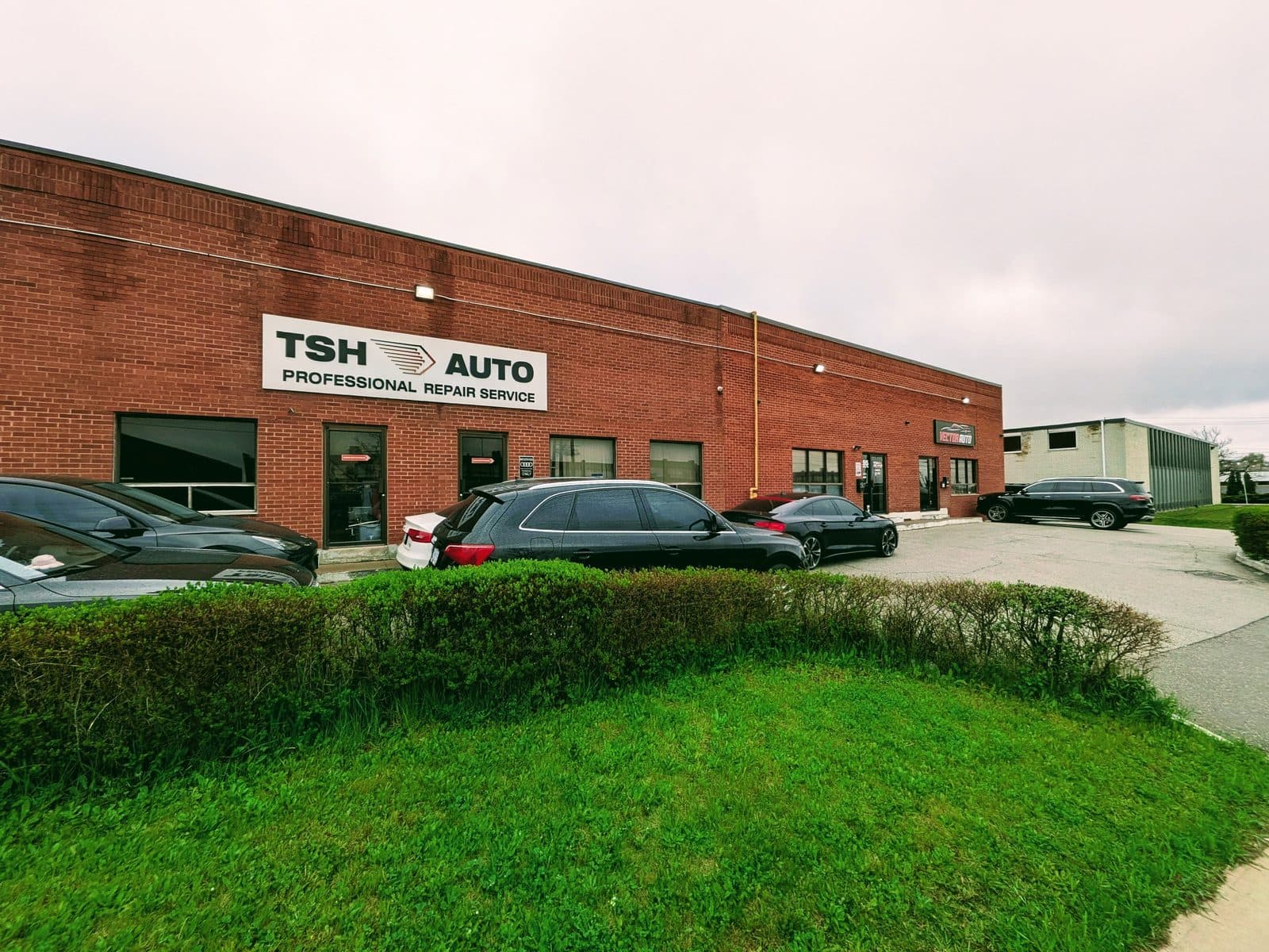 The TSH Auto unit at 195 Oakdale Rd, seen from the road